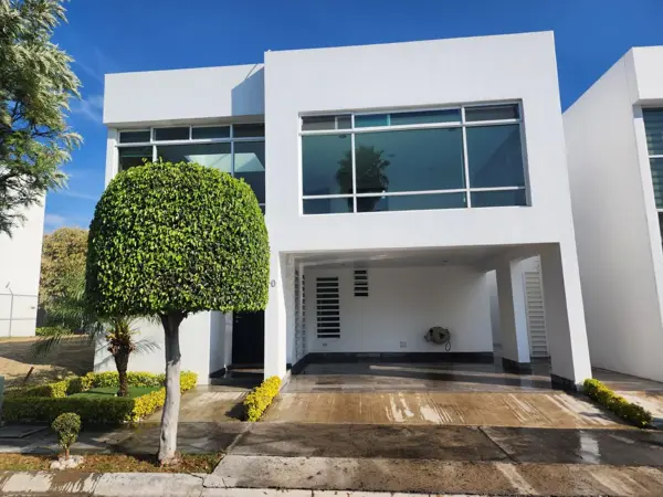 Casa en Renta en Lomas de Angelopolis II, Excelente Ubicación, Cluster con Alberca, Gym