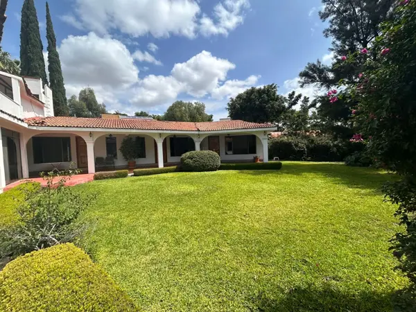 Casa en venta en Jurica, Querétaro con amplio jardín en hermosa zona arbolada