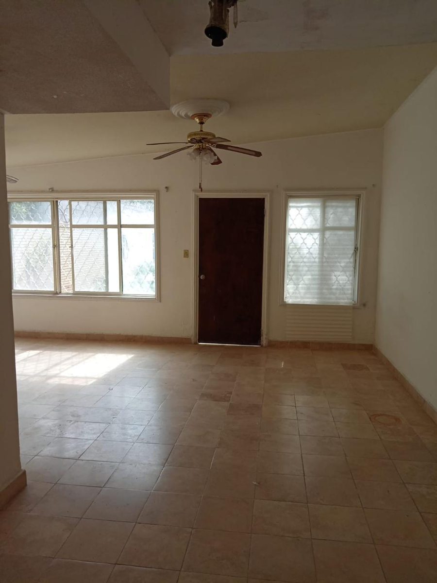 Casa en Venta en Torreón, Ampliación los Ángeles, Oportunidad Única con Espacio Amplio