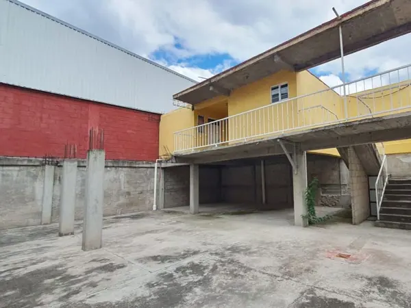 Construcción en zona comercial, en el centro de Tula de Allende.