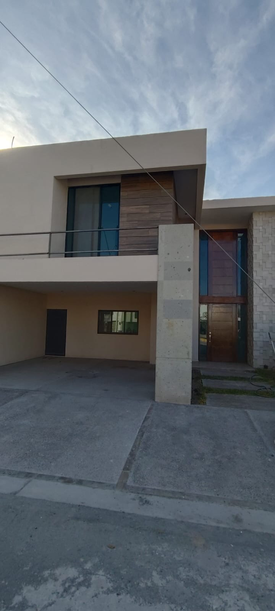 Casa en renta en Magisterio Iberoamericana, Torreón con jardín y terraza