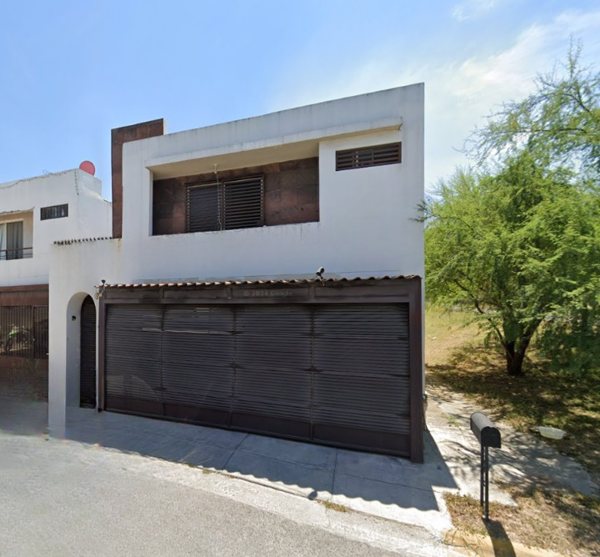 Casa en Recuperación Bancaria en Paseo Munich No. 387 Paseo de Cumbres, Monterrey Nuevo León.