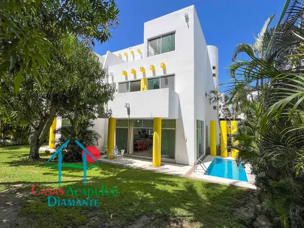 Casa en renta vacacional con alberca privada, jardín y club de playa en Acapulco Diamante