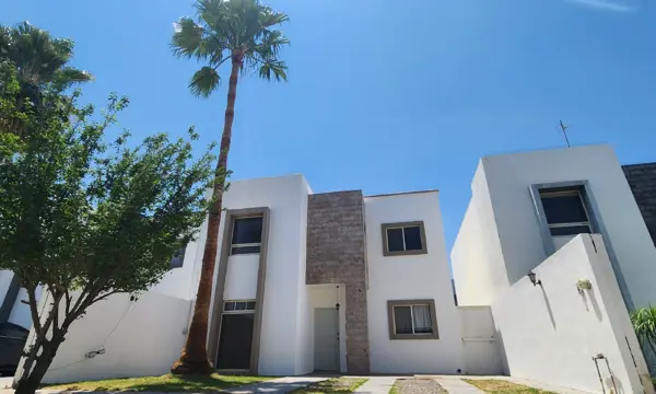 Casa en Venta en Residencial Senderos, Torreón - Ubicación Estratégica y Amplias Dimensiones