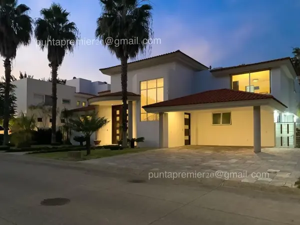 Casa en venta en Lomas Del Bosque, Zapopan con amplio terreno y múltiples amenidades