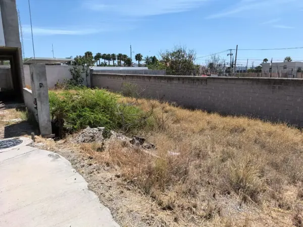 TERRENO A PIE DE CALLE EN LOMAS DE JURIQUILLA