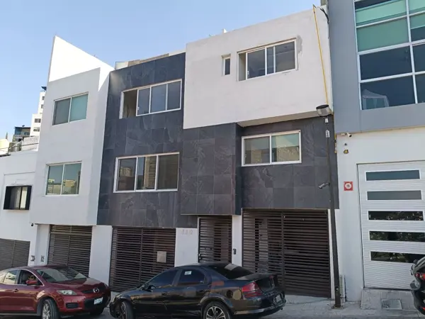 Casa en renta en Milenio III, Querétaro con 4 recámaras y amplio jardín