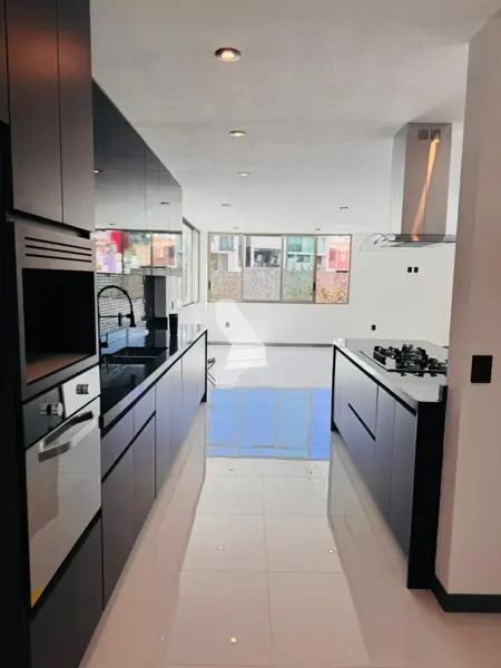 Casa en Venta en Vistas Altozano, Morelia, con Amplia Construcción y Jardín