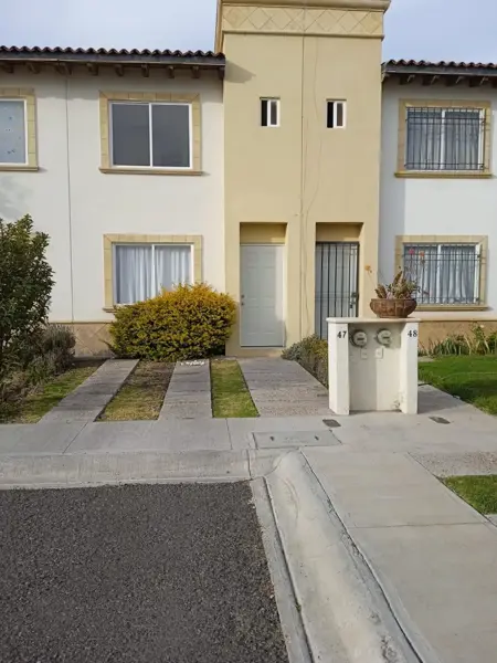 Es una hermosa casa de 2 plantas