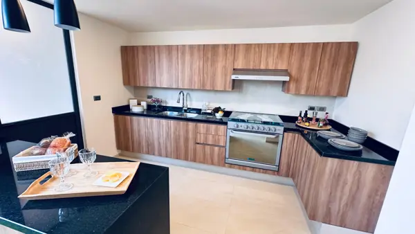 Casa con 3 recámaras, cada una con su baño, y recámara principal con walk-in closet en Zákia