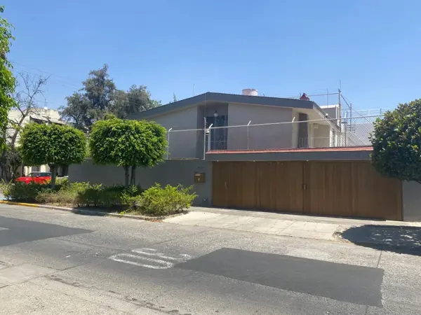 Casa  IDEAL para Departamentos,  EN ESQUINA