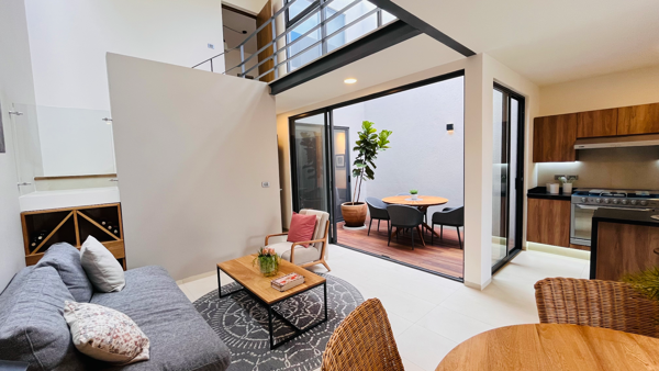 Casa con diseño moderno, doble altura y espacios exteriores únicos en Zákia