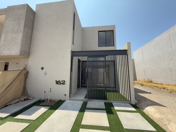 Casa de autor con concepto tipo loft y doble altura – 2 recámaras con baño en Zákia