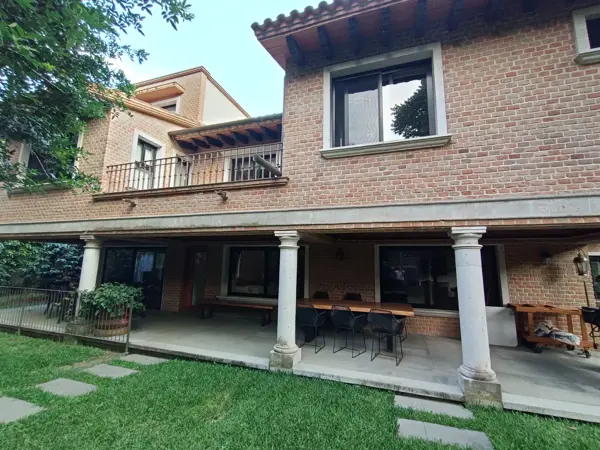 MAGNIFICA CASA CON 3 ACCESOS