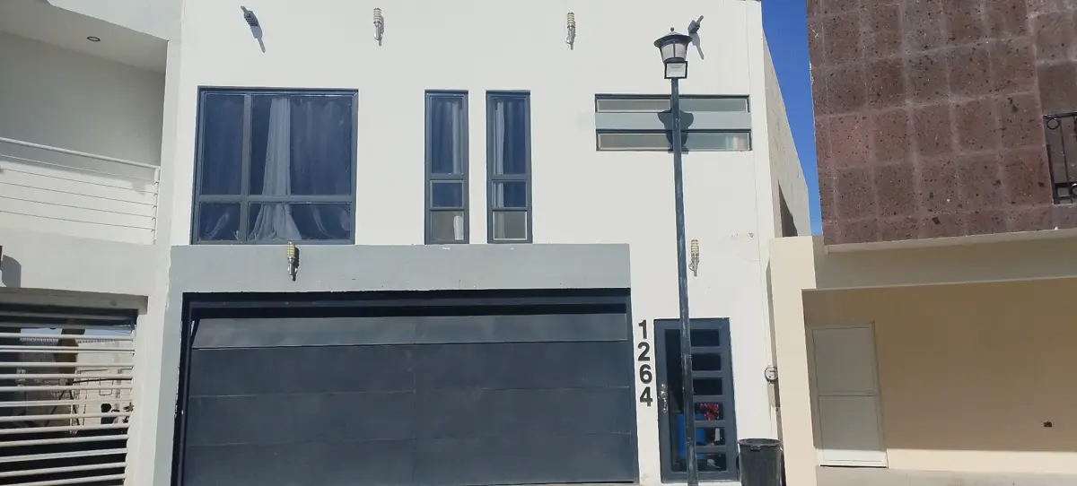 Vista 2 de Venta de Casa en Los Cedros, Gómez Palacio: Espaciosa Residencia en Comunidad Cerrada