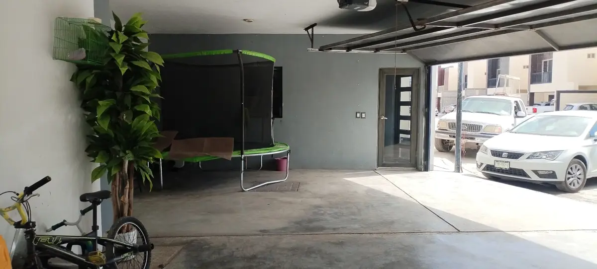 Vista 4 de Venta de Casa en Los Cedros, Gómez Palacio: Espaciosa Residencia en Comunidad Cerrada
