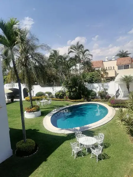 Casa en Venta en Condominio en Bosques de Palmira, Cuernavaca - 3 Recámaras, Piscina y Jardín