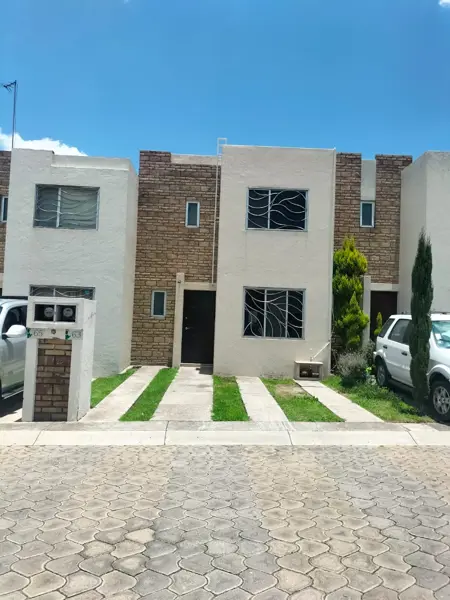 Renta casa amueblada en Fraccionamiento con área verde. Cuautlancingo
