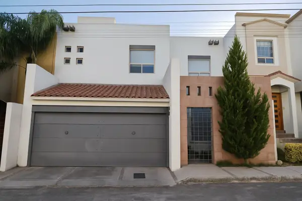 Venta de Casa con Excelente Equipamiento en Lomas Universidad III