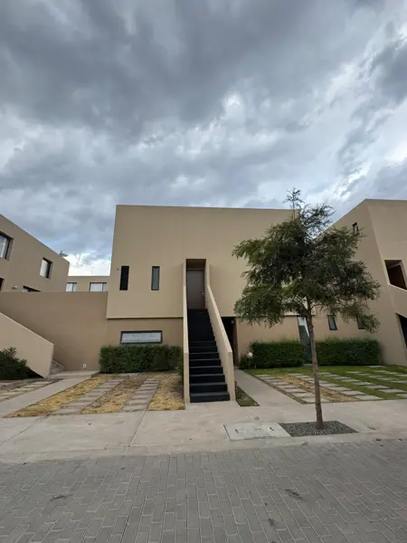 Experiencia Habitacional en Altos Juriquilla: Townhouse Moderno de 2 Pisos