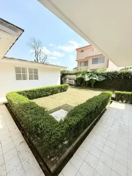Casa en Coapexpan, Xalapa: Amplia, con Jardín y Seguridad
