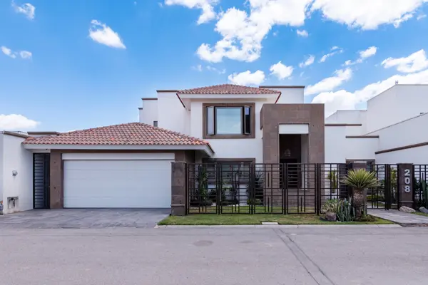 Casa en venta en Residencial El Fresno, Torreón, con amplio jardín y cochera Casa en venta en Residencial El Fresno, Torreón, con amplio jardín y cochera