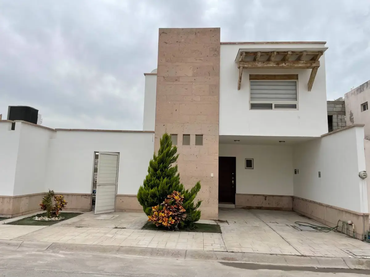 Vista 2 de Casa habitación con alberca y terraza. Fraccionamiento los Cedrs 2, Gómez Palacio, Dgo.