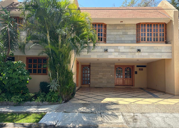 HERMOSA RESIDENCIA EN VENTA EN FRACC LAURELES, LISTA PARA HABITARLA!!