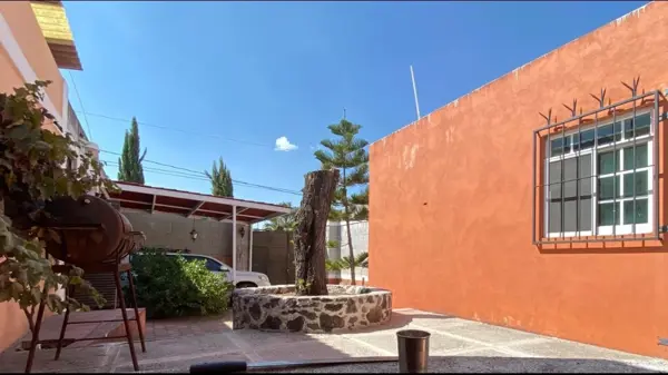 VENTA DE CASA MUY CÓMODA CON GRAN BODEGA/SALÓN PARA USOS MÚLTIPLES
