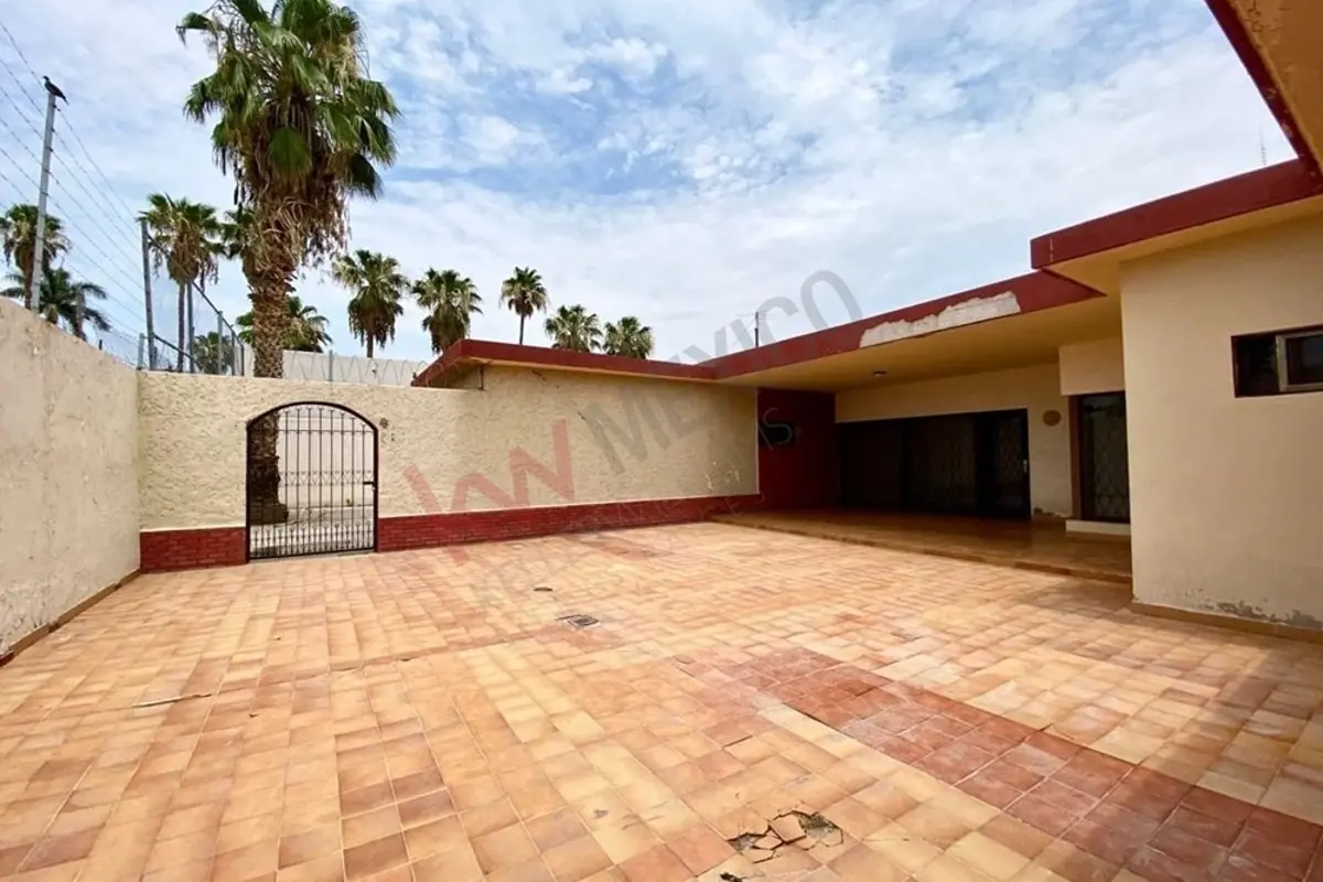 Casa en venta en Navarro, Torreón — foto 1 de 16