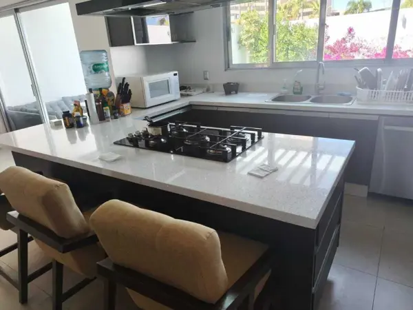 Casa en Cumbres del Lago, jardín de amplio espacio, cuarto de servicio y más