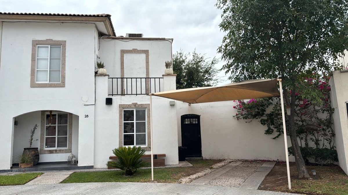 CASA VENTA SENDEROS CON ALBERCA CASA VENTA SENDEROS CON ALBERCA