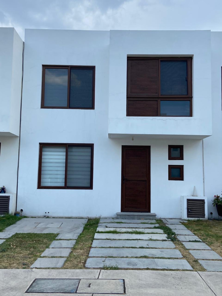 Casa en Venta en Paseos de Santa Fe. Querétaro: Espaciosa y Bien Ubicada