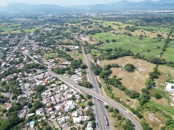 Hotel con terreno comercial.