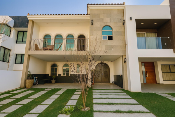 Casa Residencial en Zona Plateada, Pachuca: 5 Recámaras, 3 Baños, 7 Estacionamientos