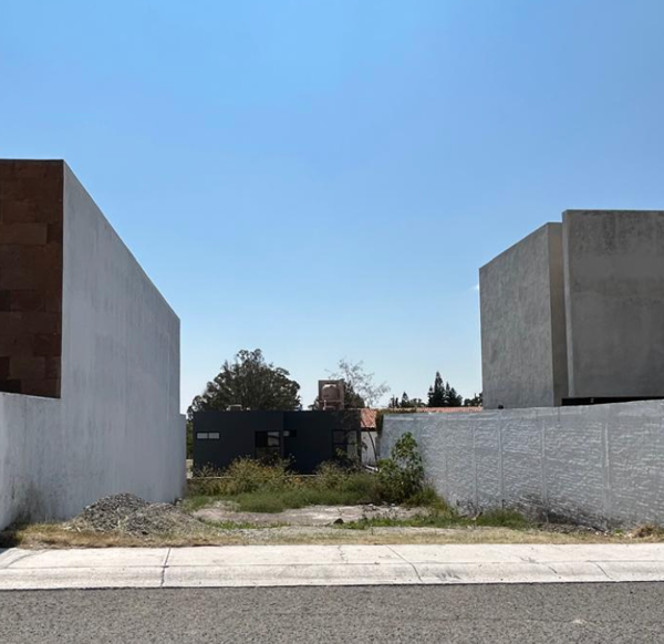 Terreno en venta en Lomas de Juriquilla acceso controlado Vigilancia 24/7