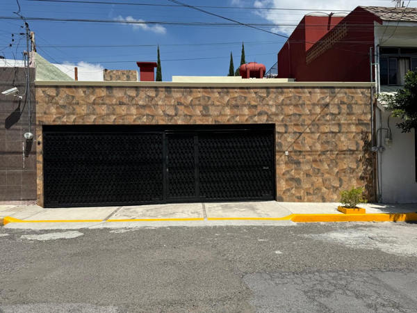 Casa en Venta en Villa Encantada, Puebla: Propiedad en Residencial con Cocina Equipada