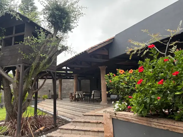 "Gran oportunidad en Arboledas 4ª Sección: casa con alberca, excelente estado y amplio terreno"