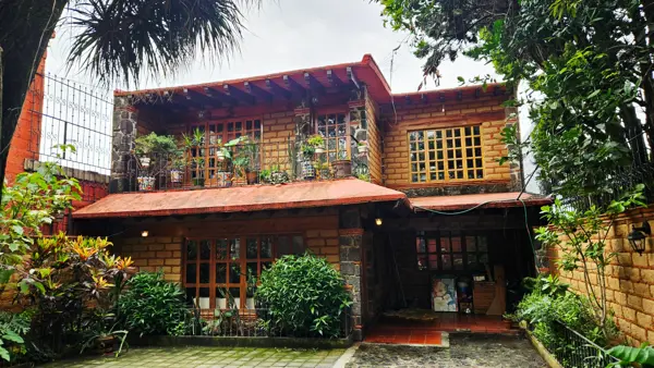 Casa estilo colonial en venta en Ocotepec, Cuernavaca: Espacios amplios y cercanía a servicios clave