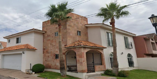 Casa en venta en Quintas del Sol II, Chihuahua con 4 recámaras y amplio jardín