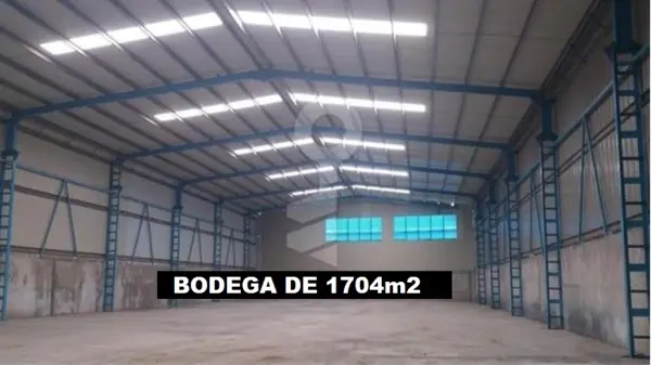 Bodega 1704m2, 24m frente, 71m fondo, 700m2 patio maniobras, a pie d carretera libre a paso del toro