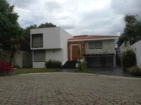 Casa en Fraccionamiento con Vigilancia 24 Horas, Jardin Muy Amplio, Terraza, Acabados de Primera.