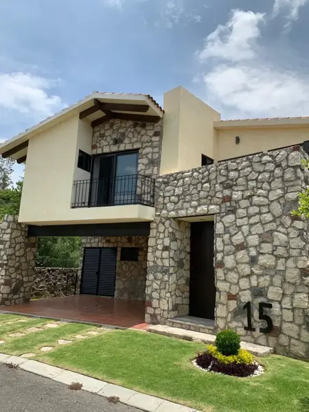 Residencia en venta en San Pedro Cholula - Estilo toscano en fraccionamiento La Querencia