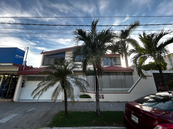 Exclusiva propiedad con dos casas, jardín central y garage para 6 autos Exclusiva propiedad con dos casas, jardín central y garage para 6 autos