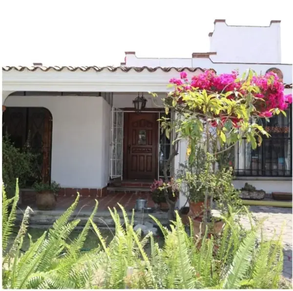 HERMOSA CASA ESTILO HACIENDA DE UNA PLANTA ATRAS DE PIRAMIDE DE SPERSA