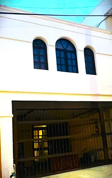 Casa en venta en Cumbres, Monterrey. a una cuadra de Av. Leones y Av. descubridores