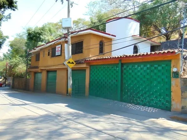 Casa Sola con 3 Locales Comerciales en Lomas de Jiutepec, Morelos