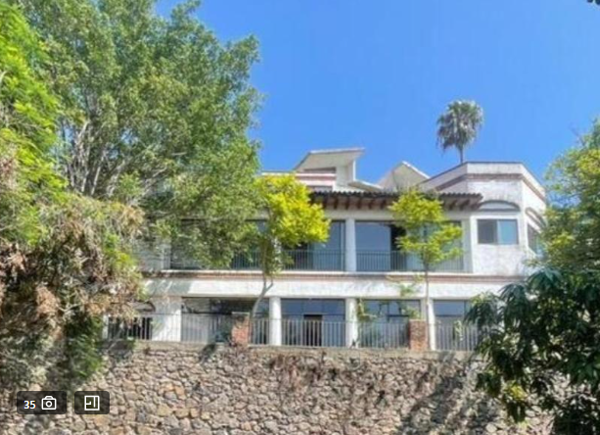 Casa en Venta, Espacios Muy Amplios , Excelente Iluminación y Ventilación, Jardines y Alberca.