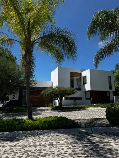 Lujosa y moderna casa en venta, ubicada en South Hill, Club de Golf Balvanera.