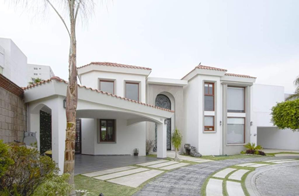 Casa con carril de nado y recámara en planta baja